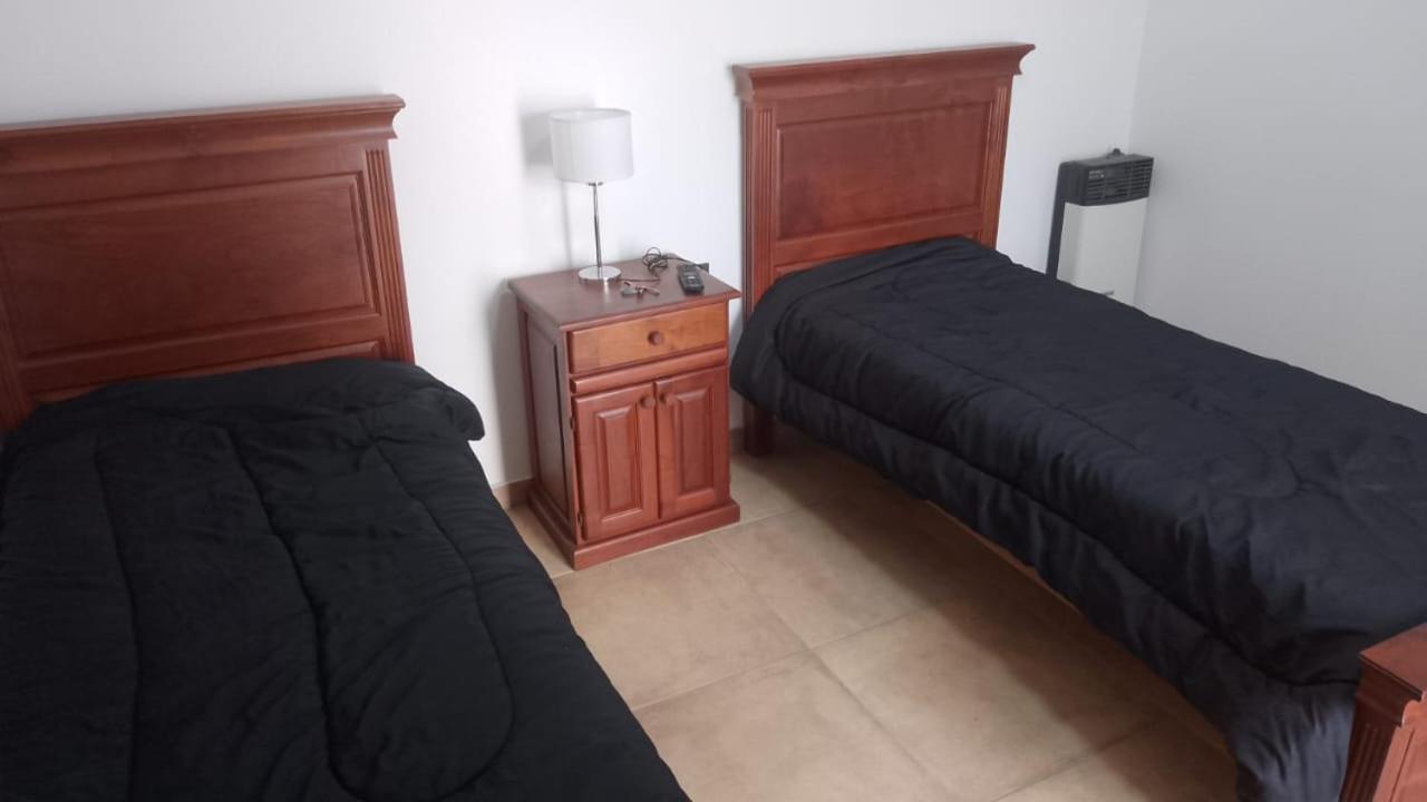 Amplio Dpto con 2 dormitorios primer piso independiente con asador