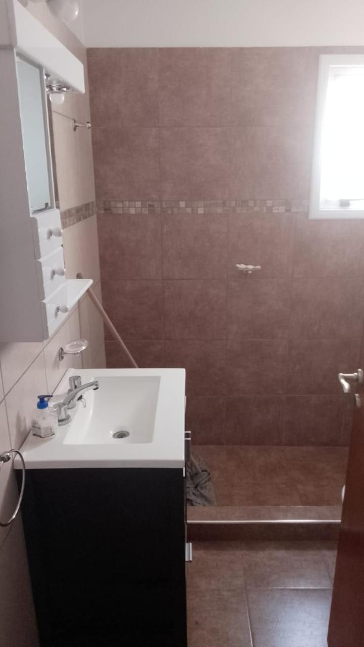 Amplio Dpto con 2 dormitorios primer piso independiente con asador