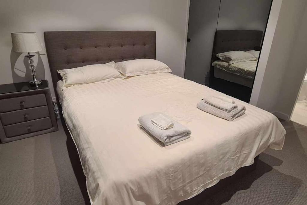 Skyone Lux 2Bed2Bath Aprt in BoxHill and Free carpark