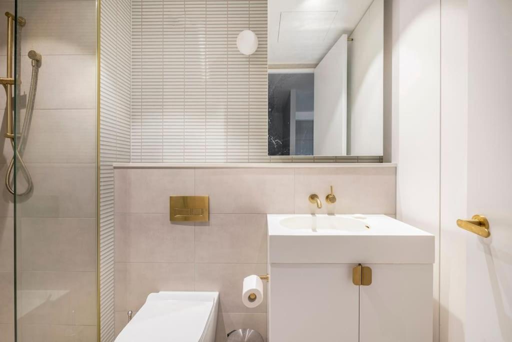 Skyone Lux 2Bed2Bath Aprt in BoxHill and Free carpark