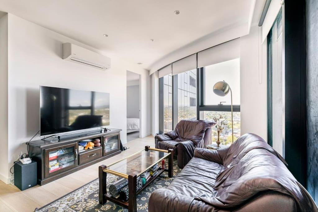 Skyone Lux 2Bed2Bath Aprt in BoxHill and Free carpark