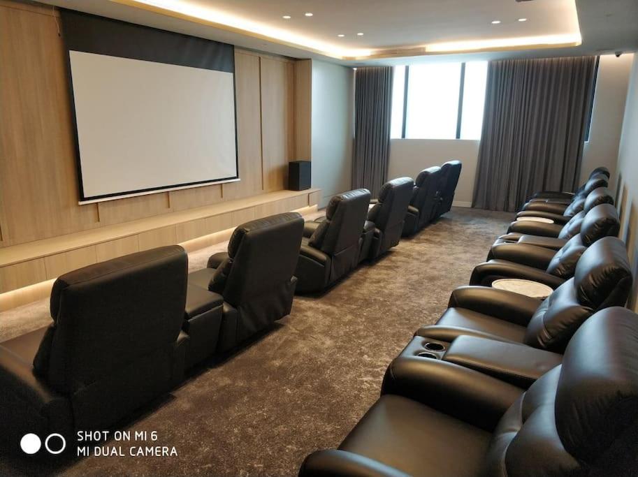 Skyone Lux 2Bed2Bath Aprt in BoxHill and Free carpark