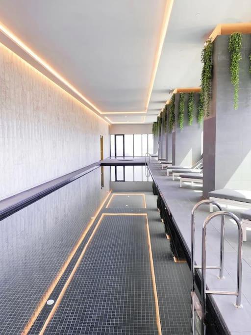 Skyone Lux 2Bed2Bath Aprt in BoxHill and Free carpark
