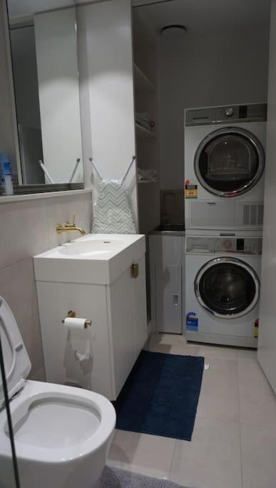 Skyone Lux 2Bed2Bath Aprt in BoxHill and Free carpark