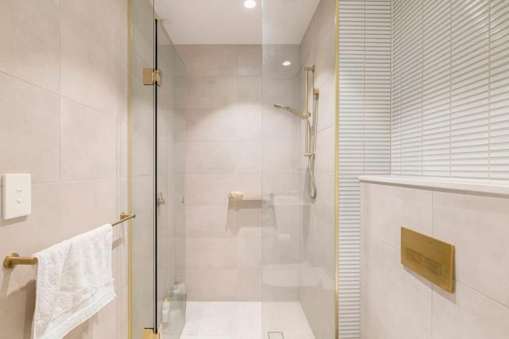 Skyone Lux 2Bed2Bath Aprt in BoxHill and Free carpark