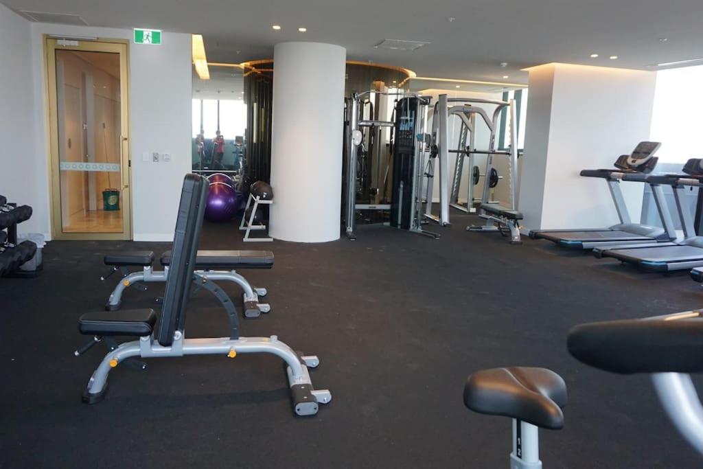 Skyone Lux 2Bed2Bath Aprt in BoxHill and Free carpark
