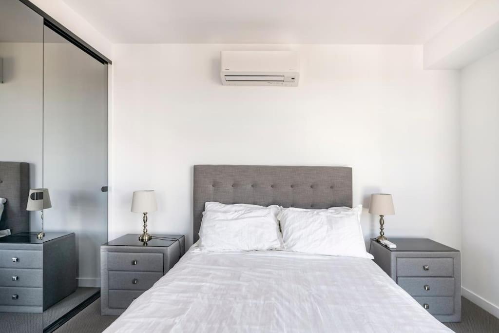 Skyone Lux 2Bed2Bath Aprt in BoxHill and Free carpark