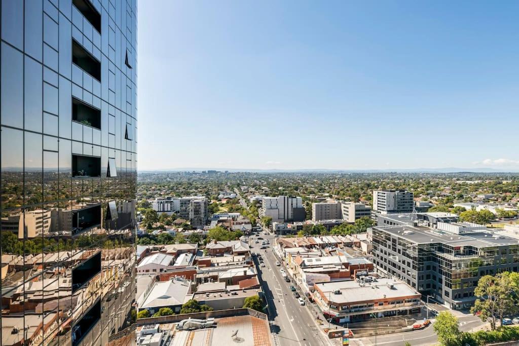 Skyone Lux 2Bed2Bath Aprt in BoxHill and Free carpark