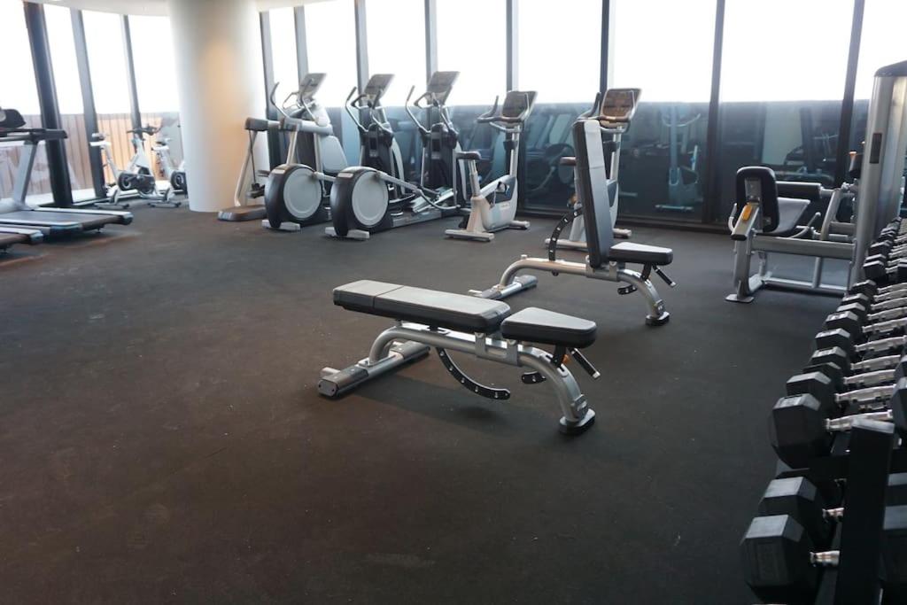 Skyone Lux 2Bed2Bath Aprt in BoxHill and Free carpark