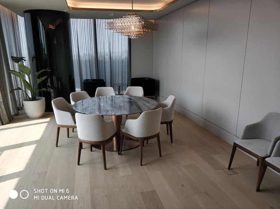 Skyone Lux 2Bed2Bath Aprt in BoxHill and Free carpark