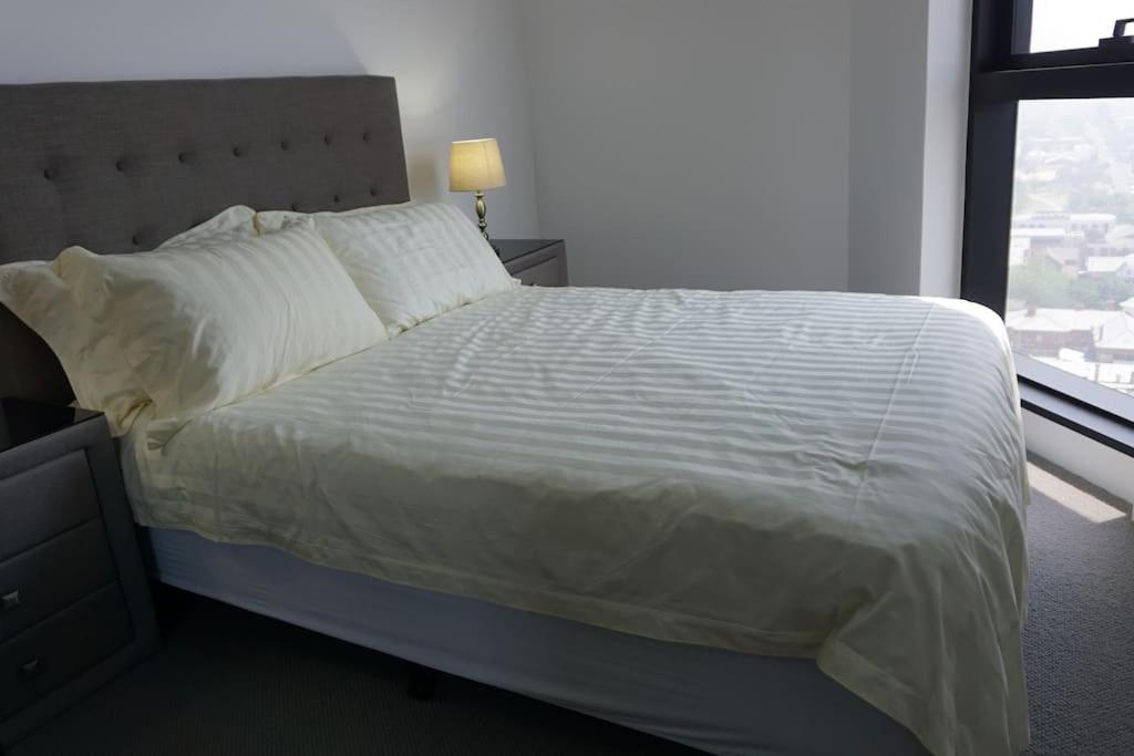 Skyone Lux 2Bed2Bath Aprt in BoxHill and Free carpark