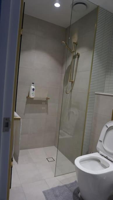 Skyone Lux 2Bed2Bath Aprt in BoxHill and Free carpark