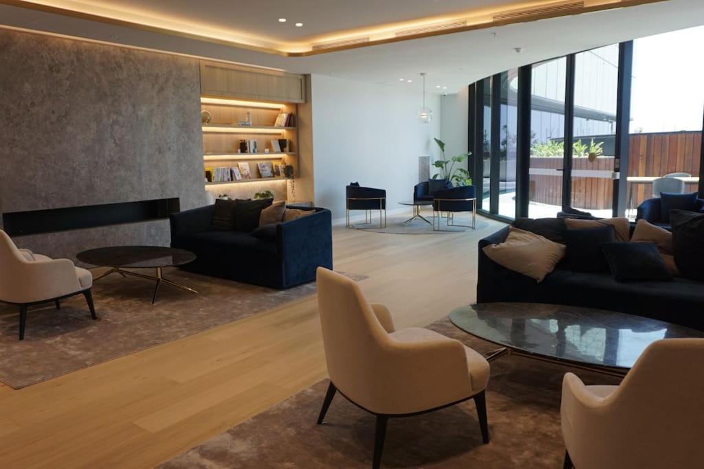 Skyone Lux 2Bed2Bath Aprt in BoxHill and Free carpark