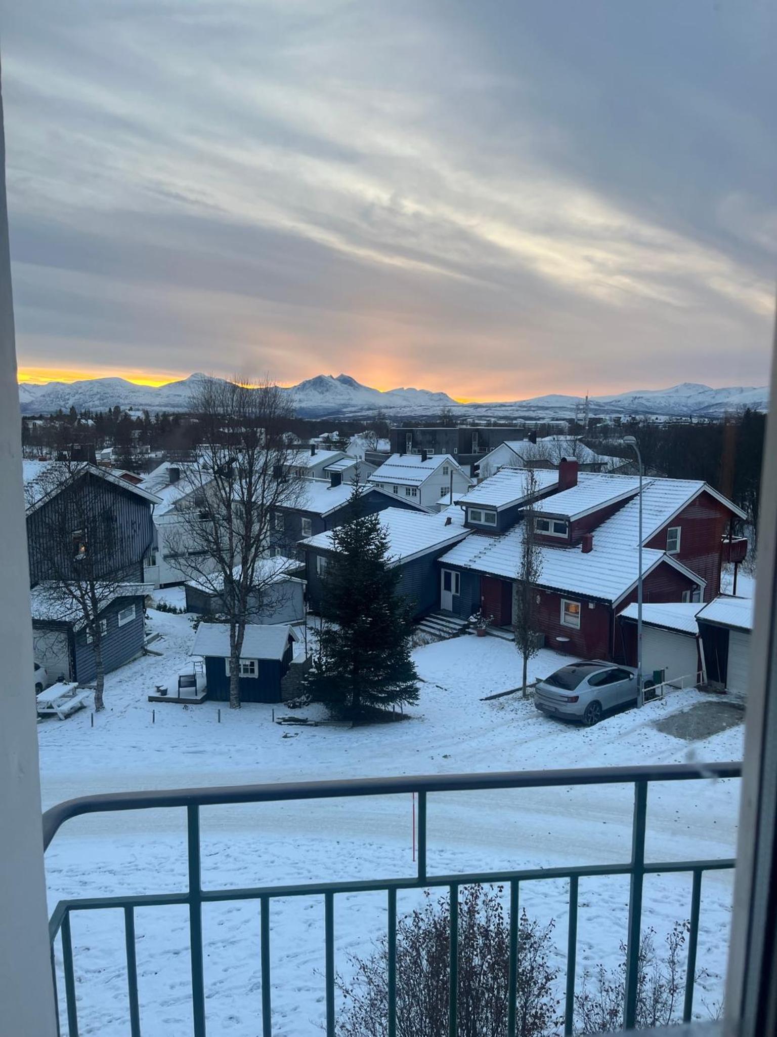 Sentral liten leilighet med fin utsikt og parkering view 5
