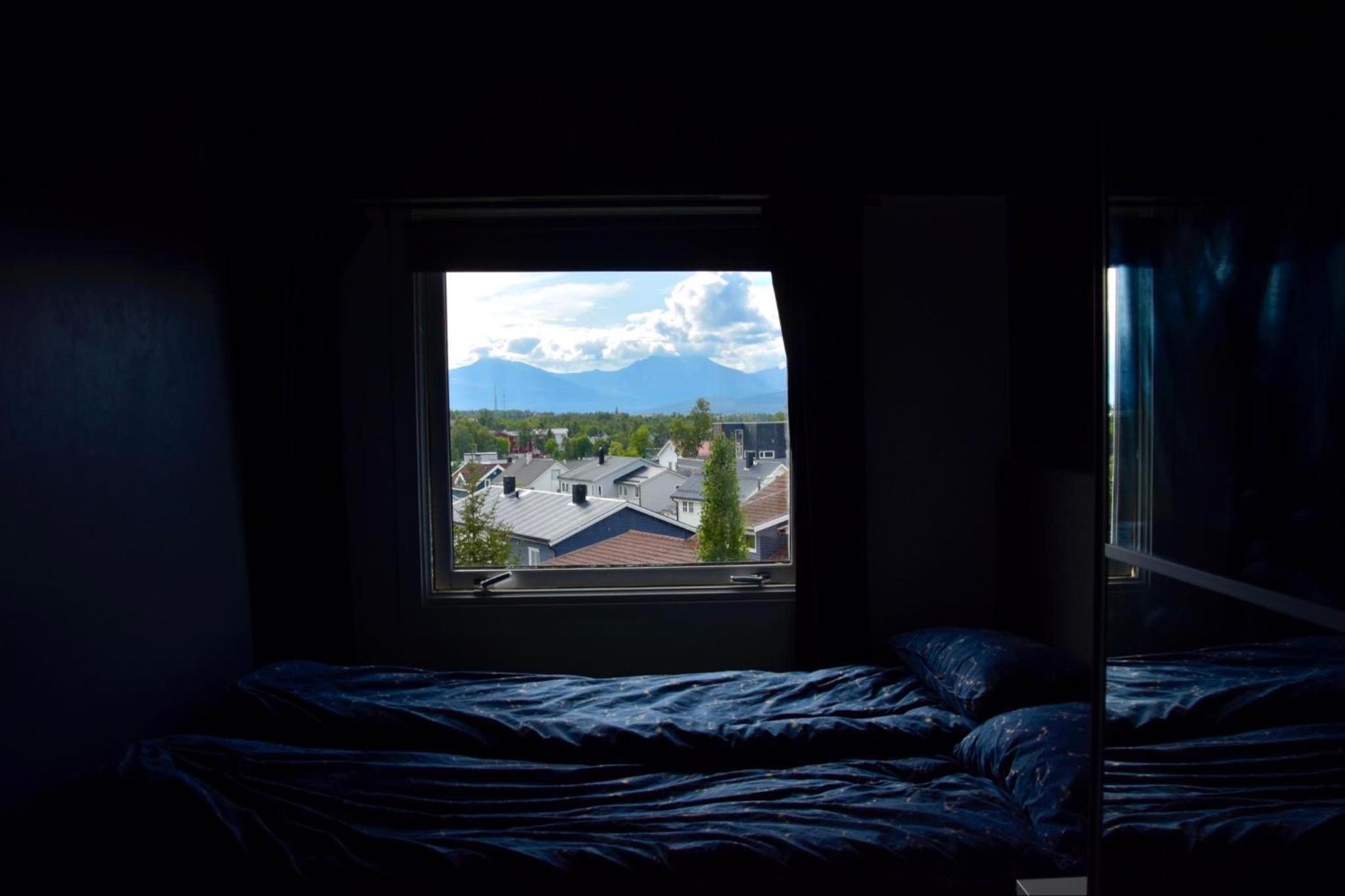 Sentral liten leilighet med fin utsikt og parkering view 2