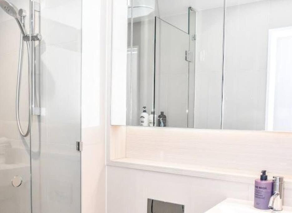 52D Chic & Modern 2 Bedroom Apt in Melbourne's Heart