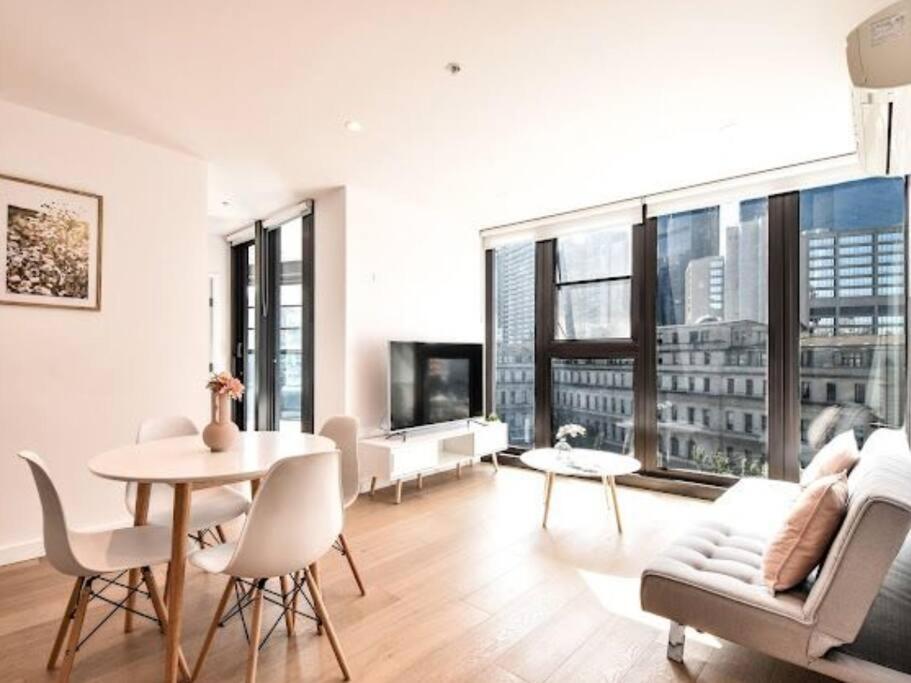 52D Chic & Modern 2 Bedroom Apt in Melbourne's Heart