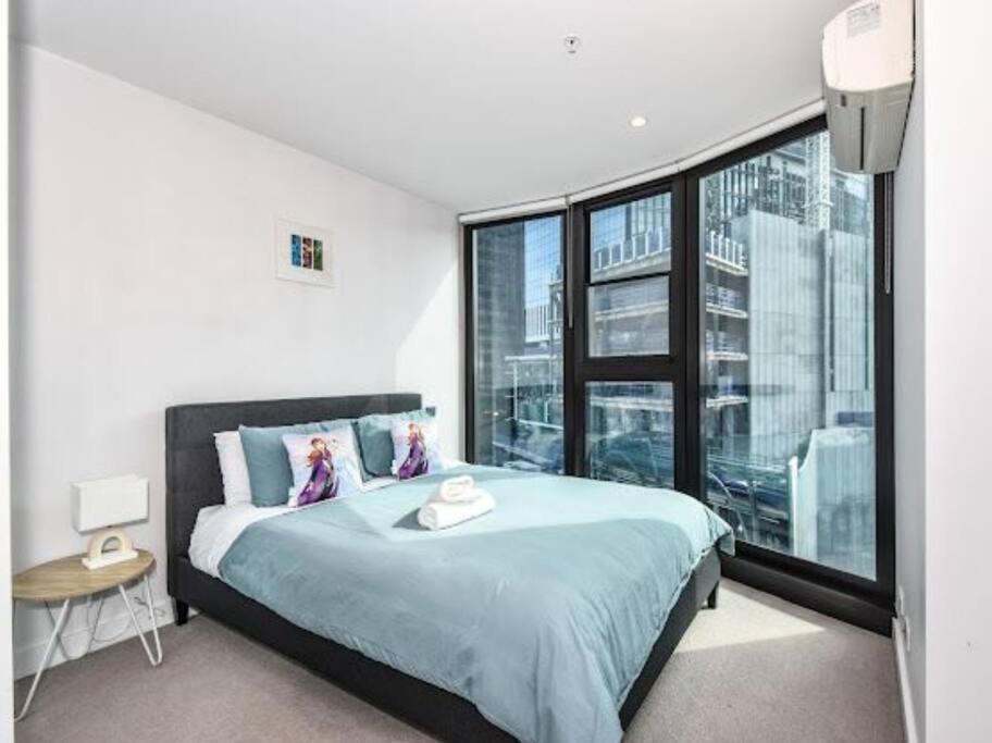 52D Chic & Modern 2 Bedroom Apt in Melbourne's Heart