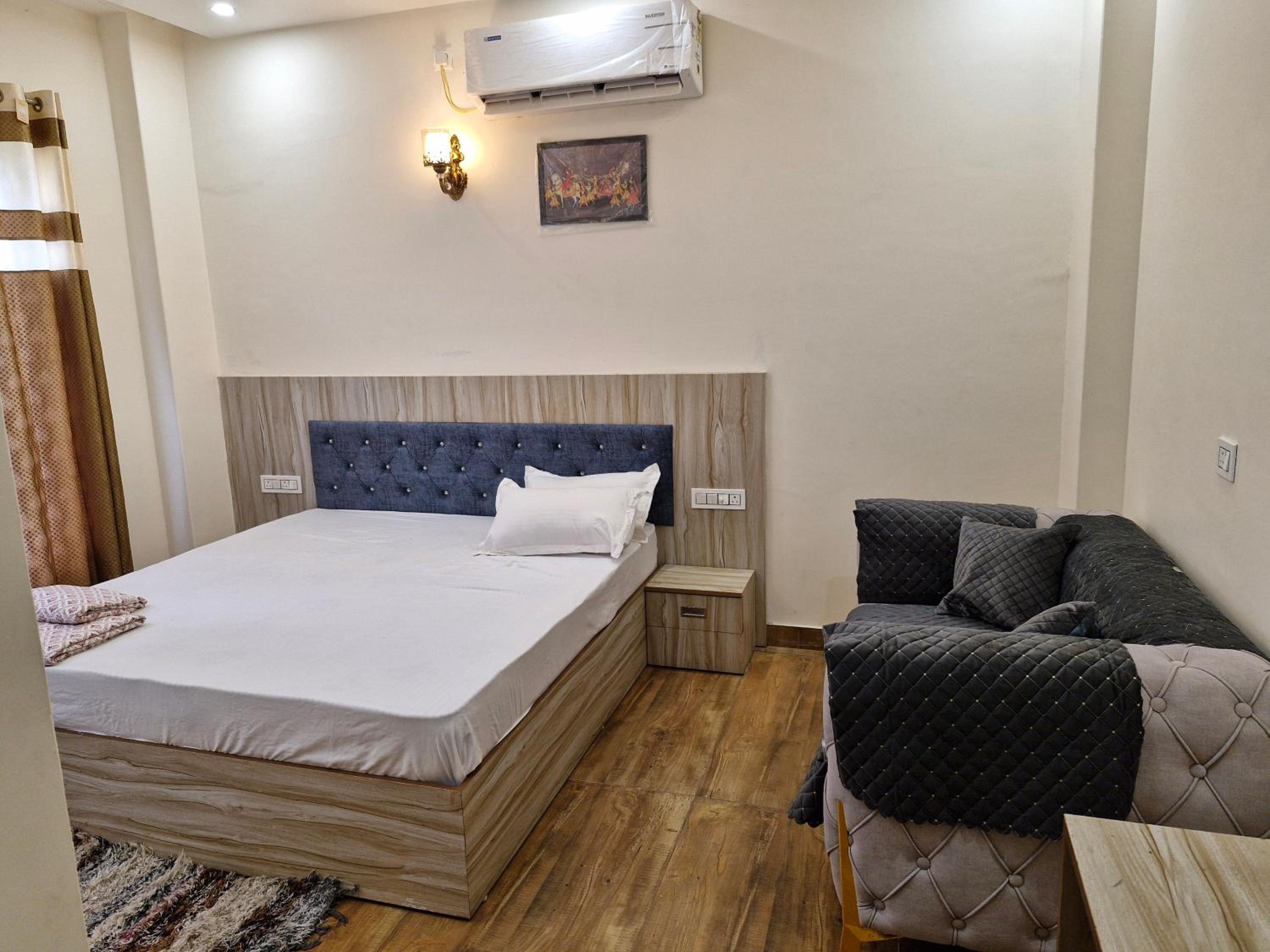 Hotel Lakhpati