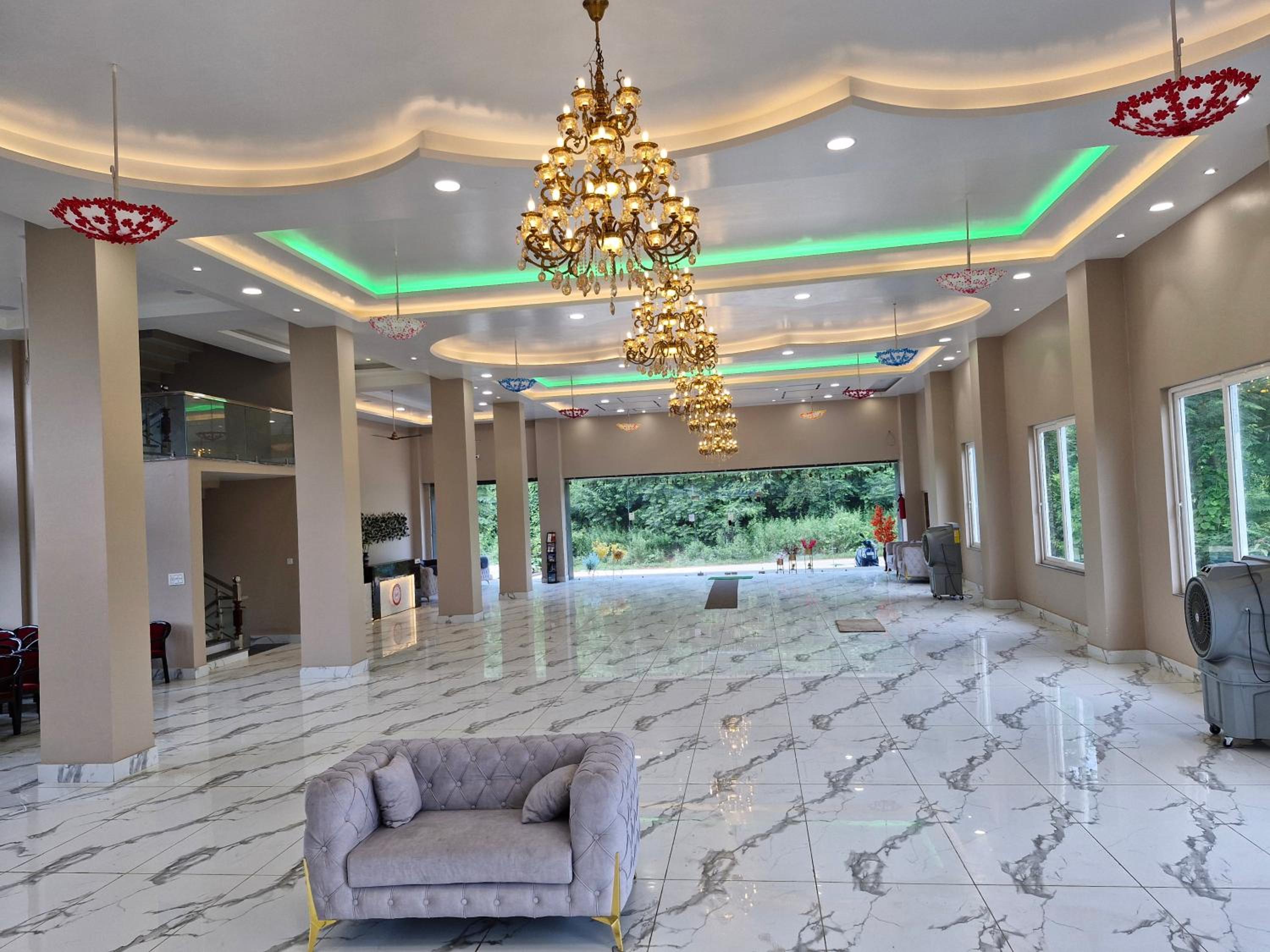 Hotel Lakhpati
