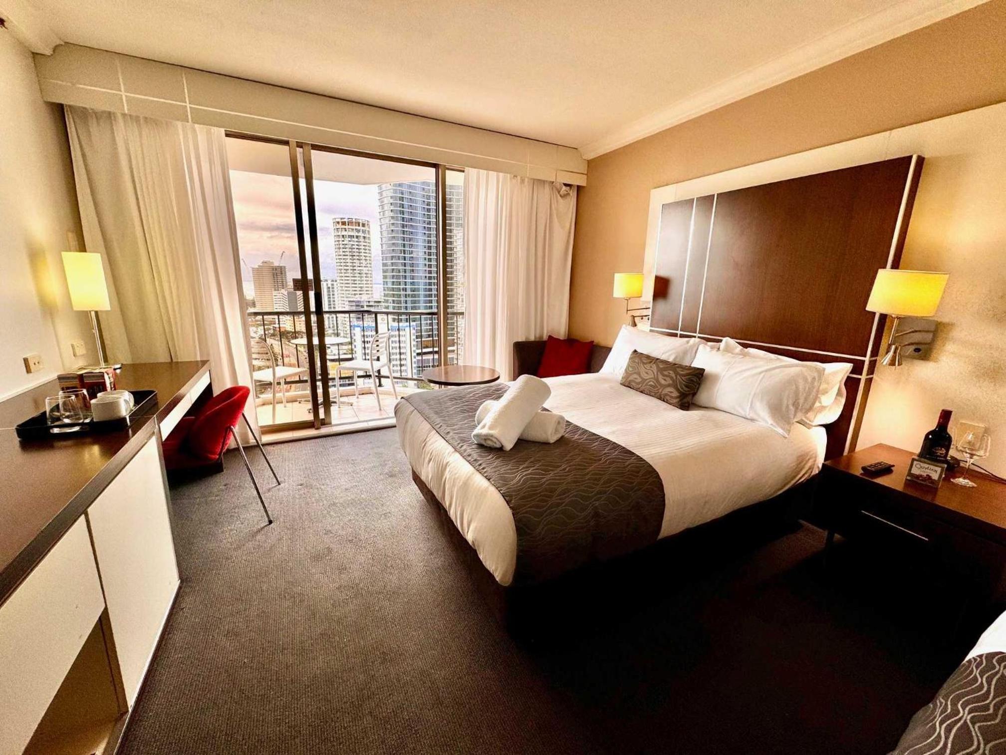 Surfers Paradise Studio Apartment with Ocean Views
