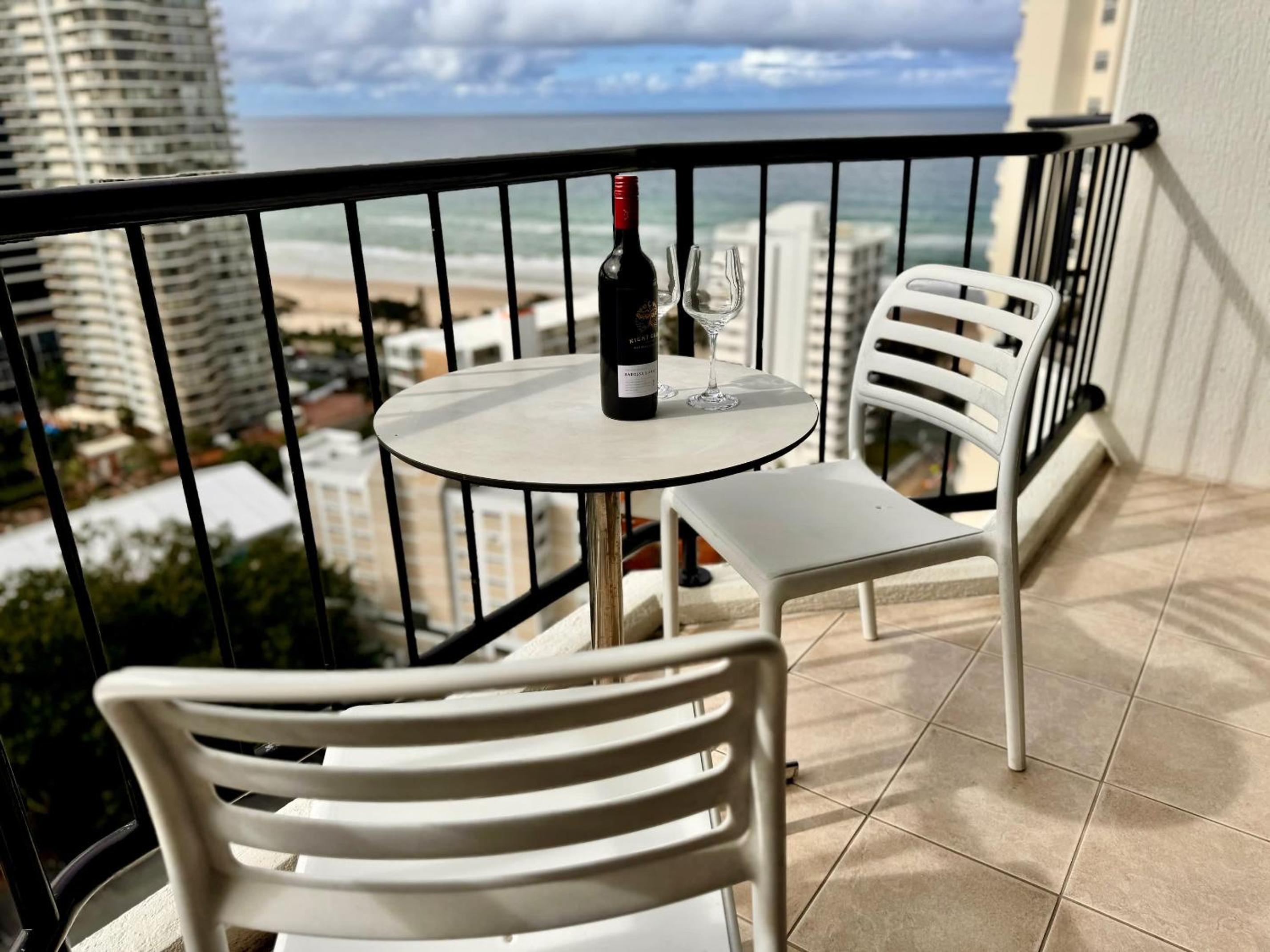 Surfers Paradise Studio Apartment with Ocean Views