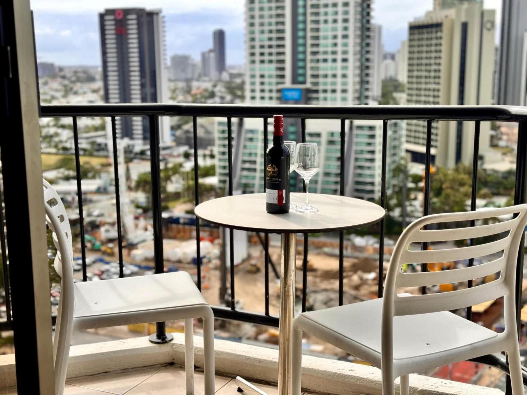 Surfers Paradise Studio Apartment with Ocean Views