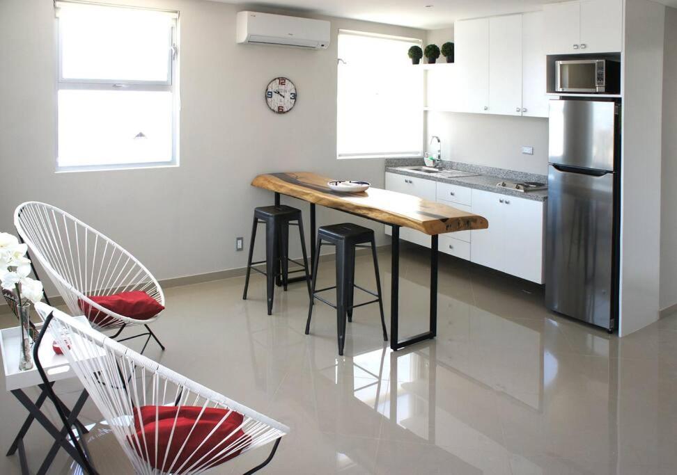 Sunset Penthouse 15 min to the beach Fast Wifi view 3