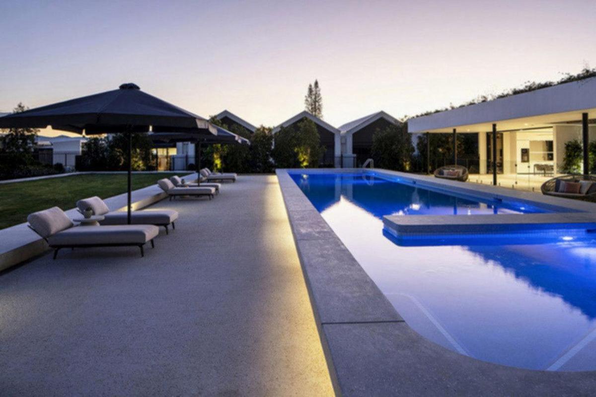 Palm Beach Luxury Apartment with Hinterland Views