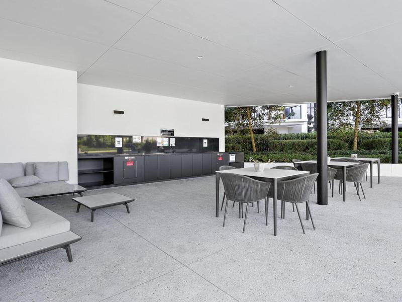 Palm Beach Luxury Apartment with Hinterland Views