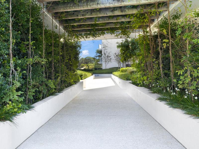 Palm Beach Luxury Apartment with Hinterland Views