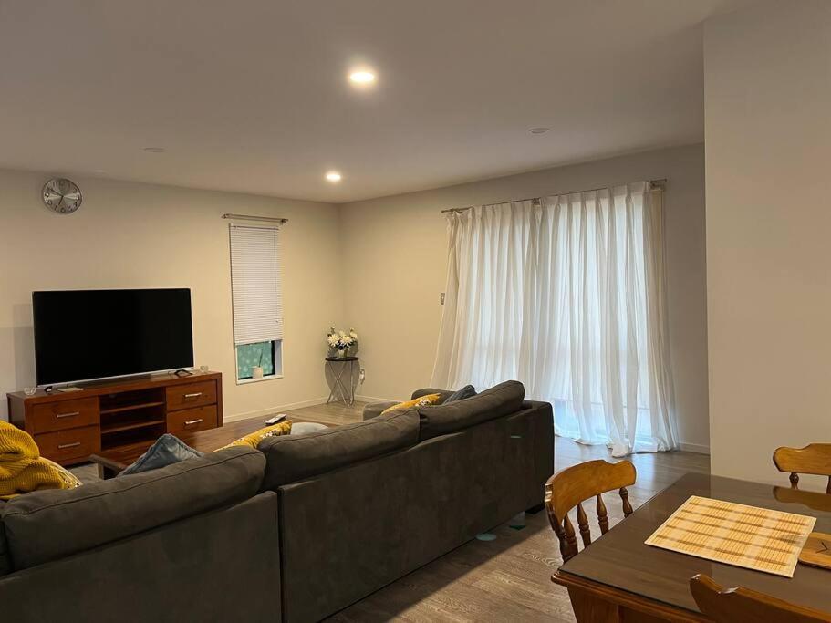 Bright & Cozy Private Room with Ergonomic Work Setup, Fast Fibre & Free Parking view 3