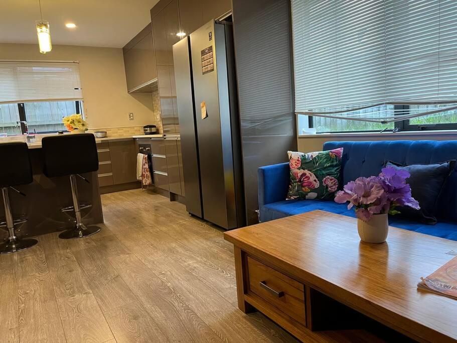 Bright & Cozy Private Room with Ergonomic Work Setup, Fast Fibre & Free Parking view 2