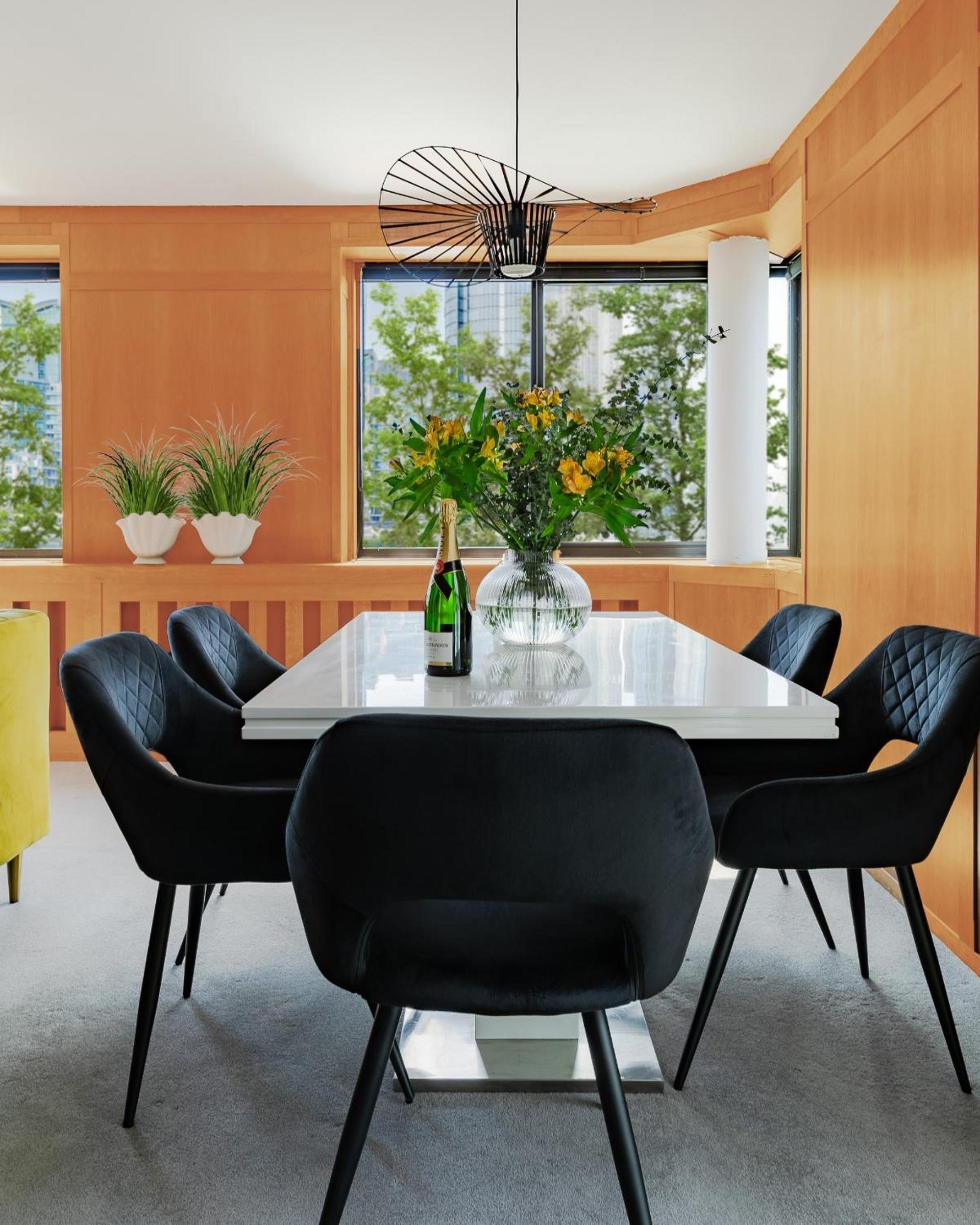 Divine Views from a Breathtaking LuxXe City Penthouse for a Gracious Life Style