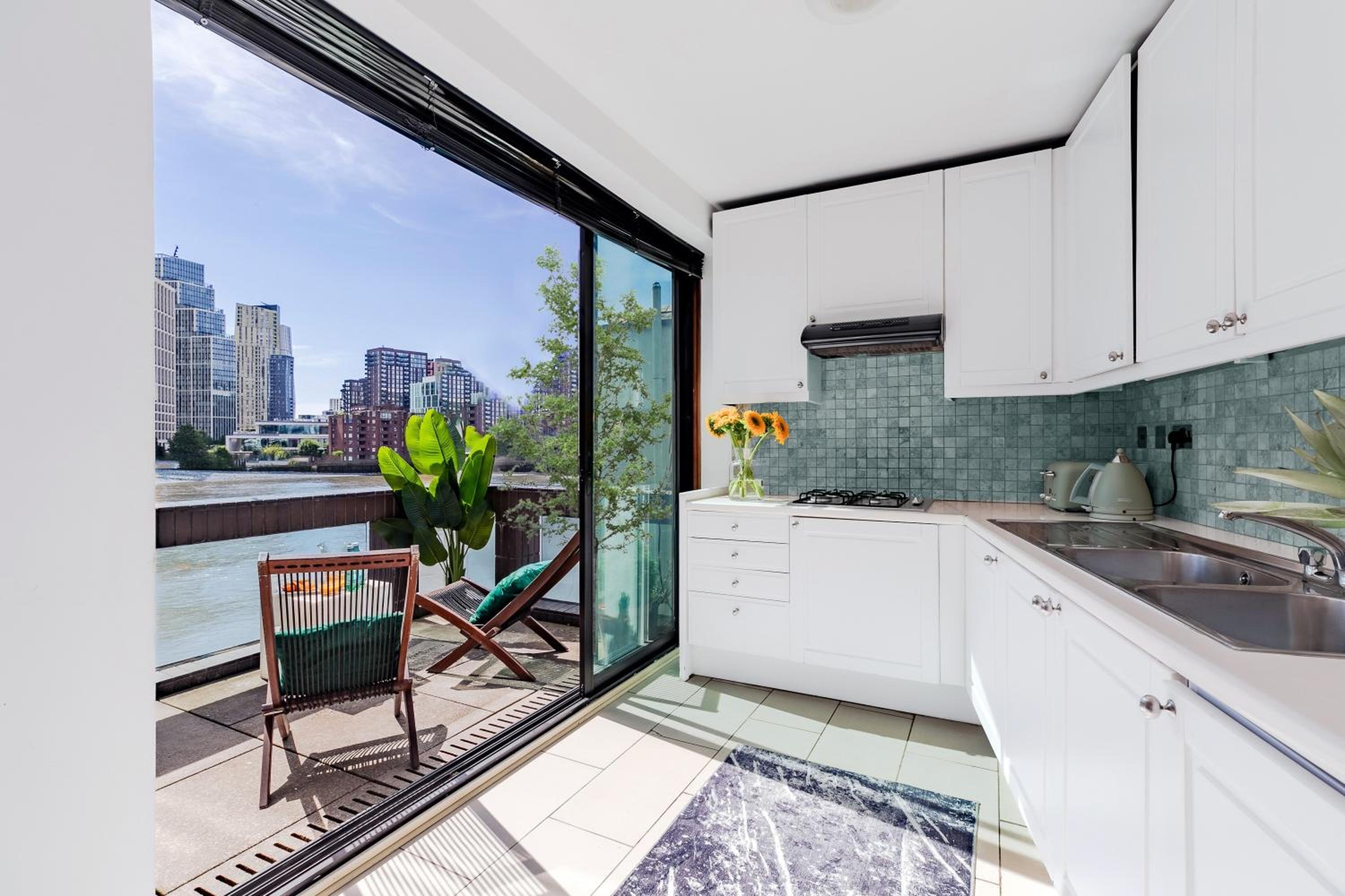 Divine Views from a Breathtaking LuxXe City Penthouse for a Gracious Life Style