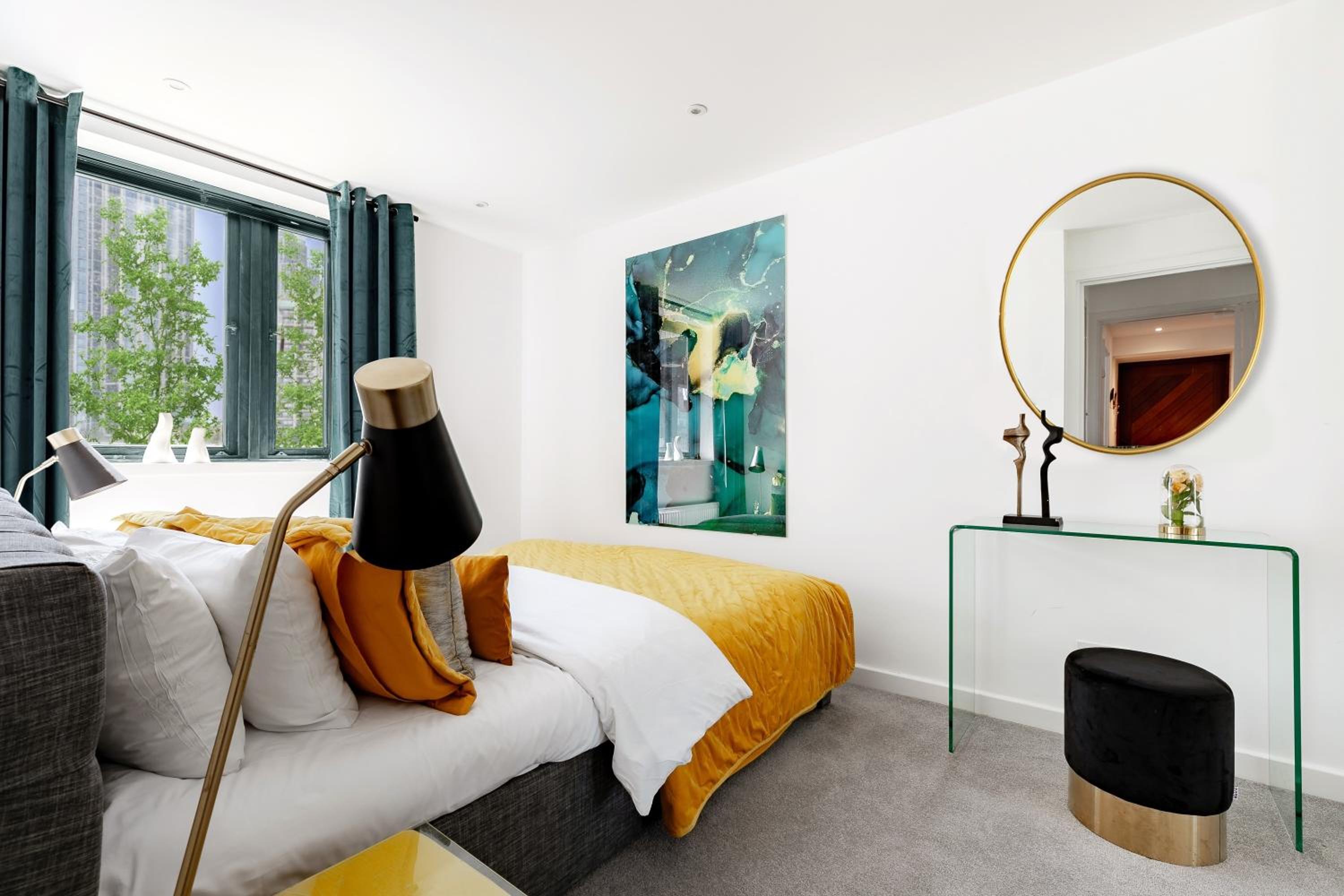 Divine Views from a Breathtaking LuxXe City Penthouse for a Gracious Life Style