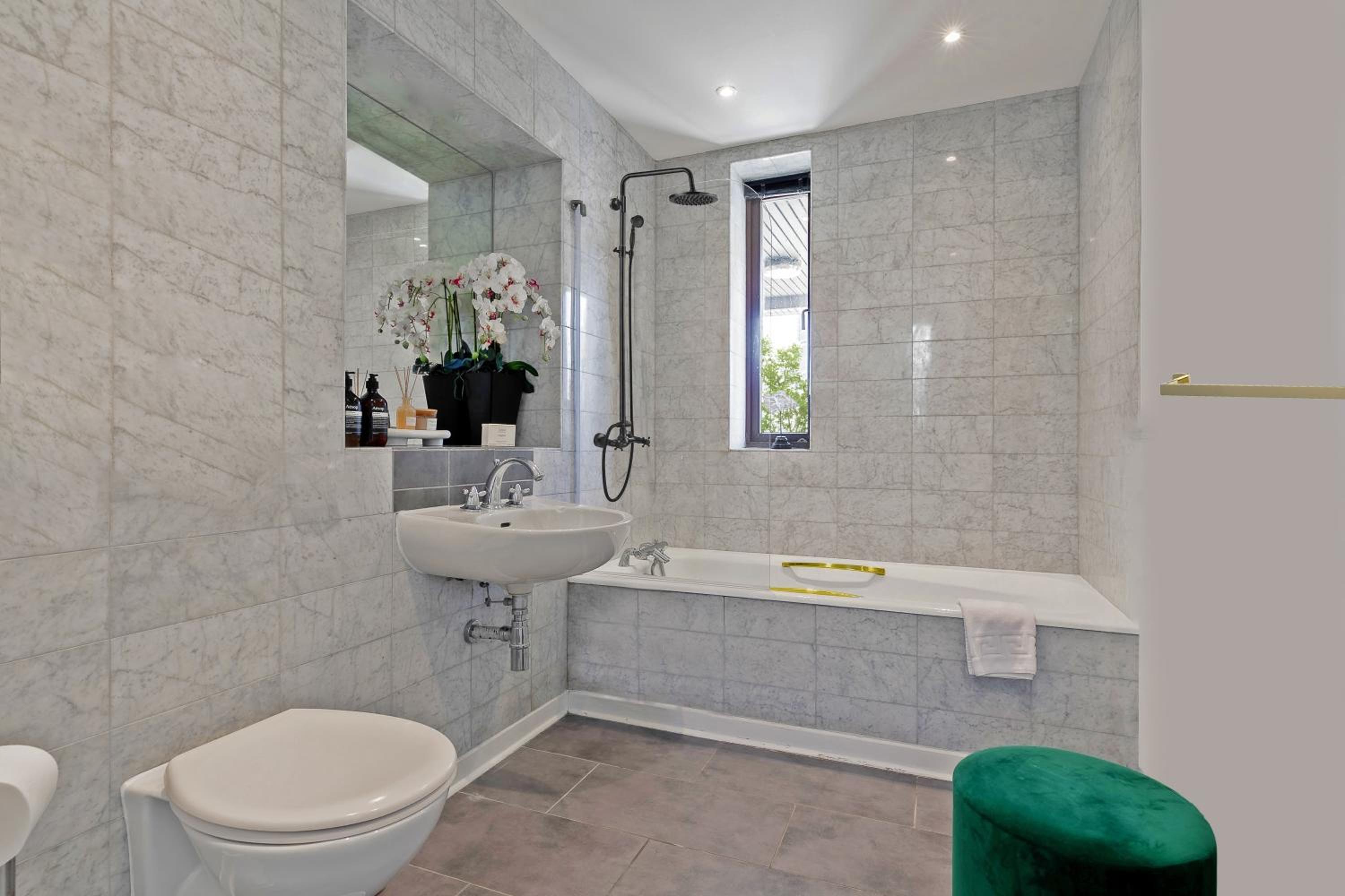 Divine Views from a Breathtaking LuxXe City Penthouse for a Gracious Life Style