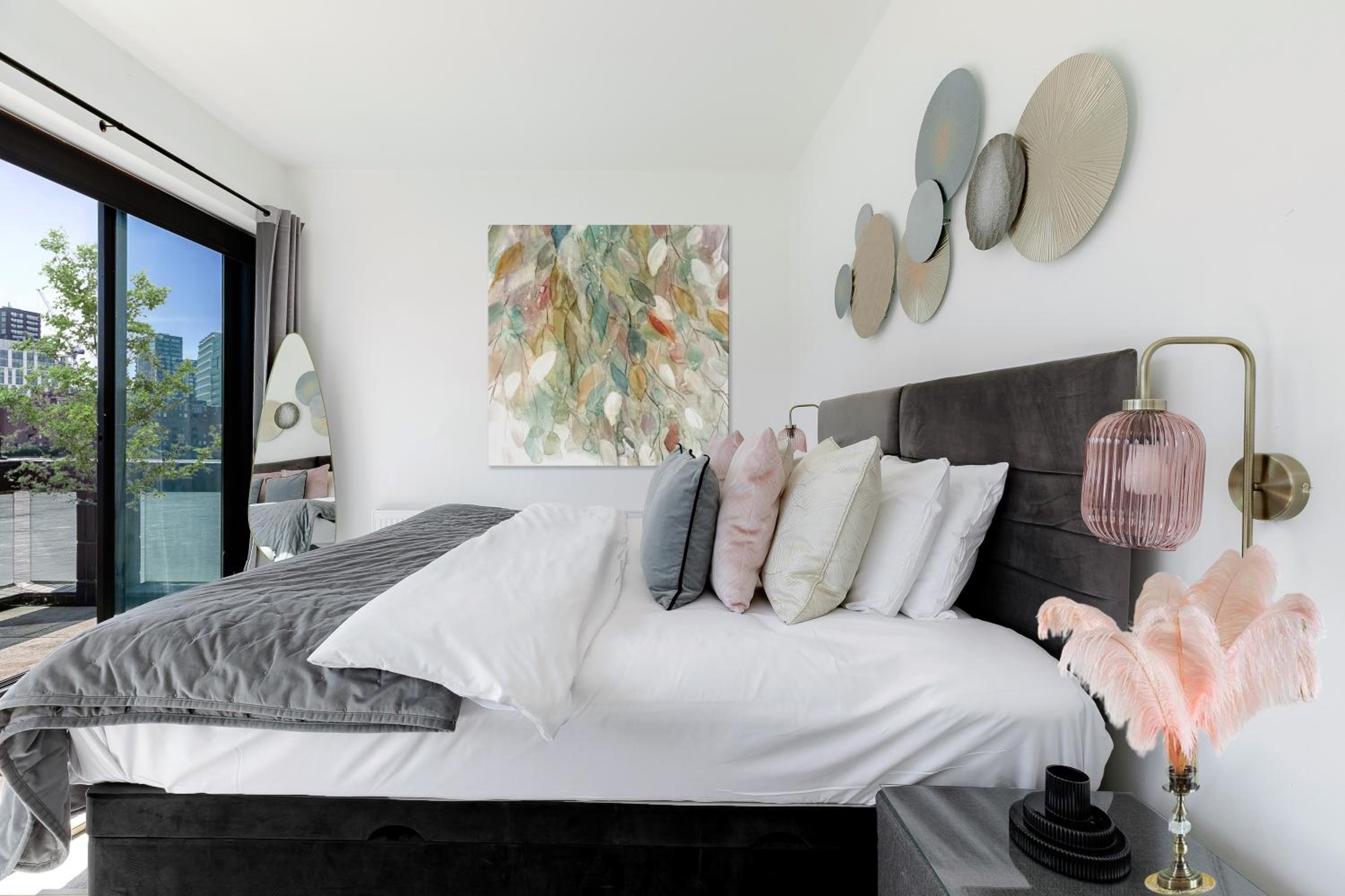 Divine Views from a Breathtaking LuxXe City Penthouse for a Gracious Life Style