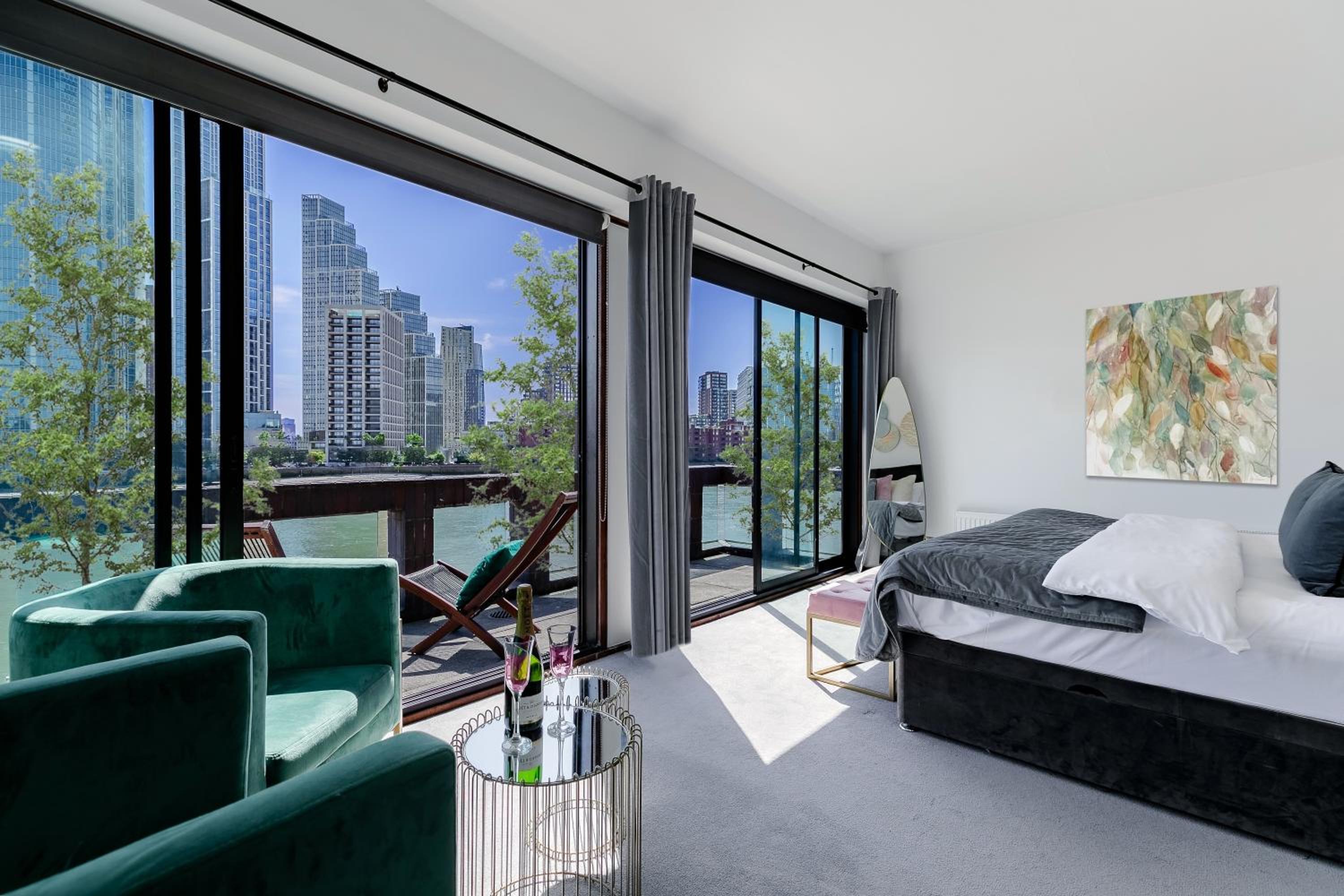 Divine Views from a Breathtaking LuxXe City Penthouse for a Gracious Life Style