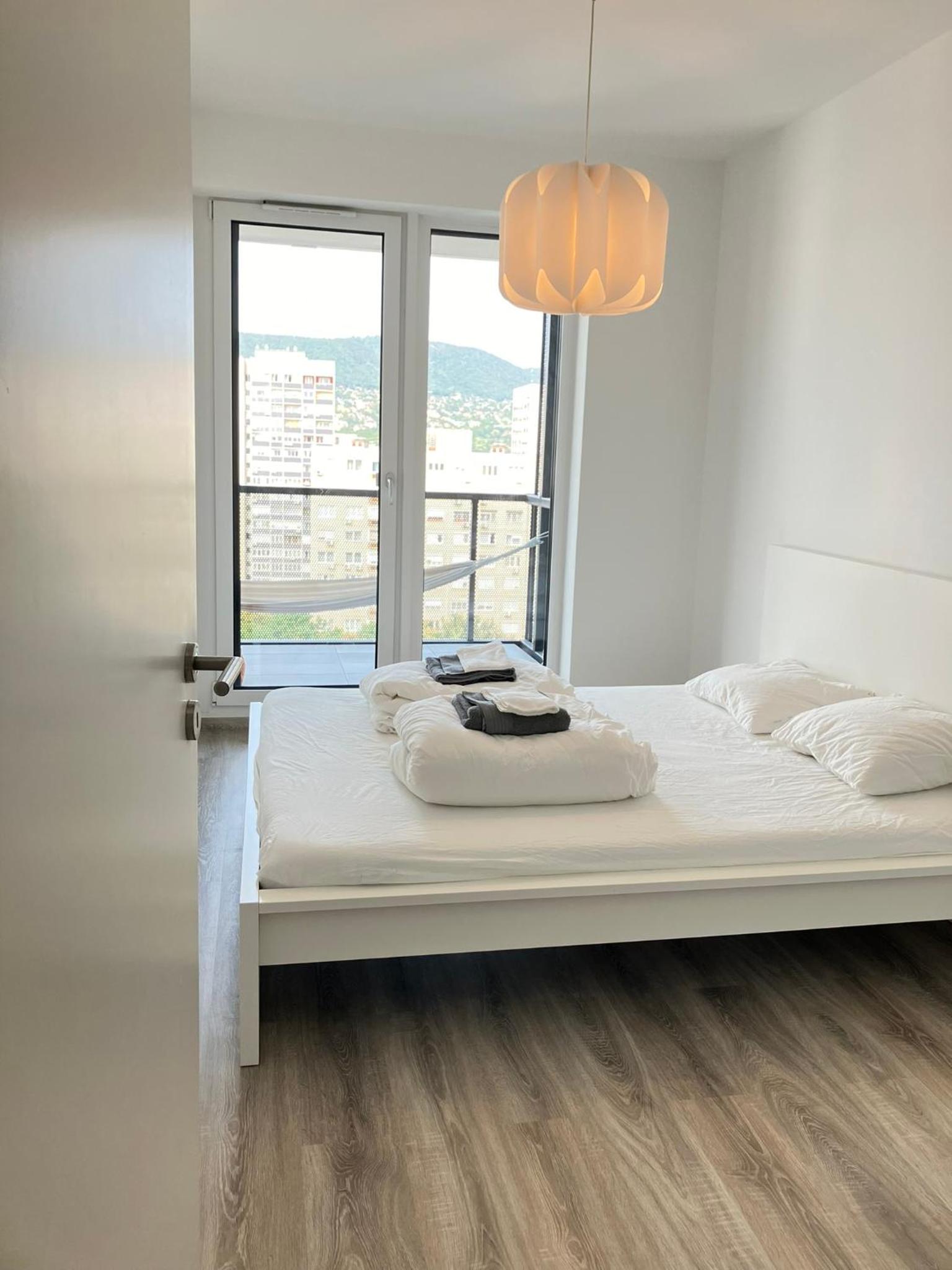 Waterfront City apt Buda Hills Views&Free parking