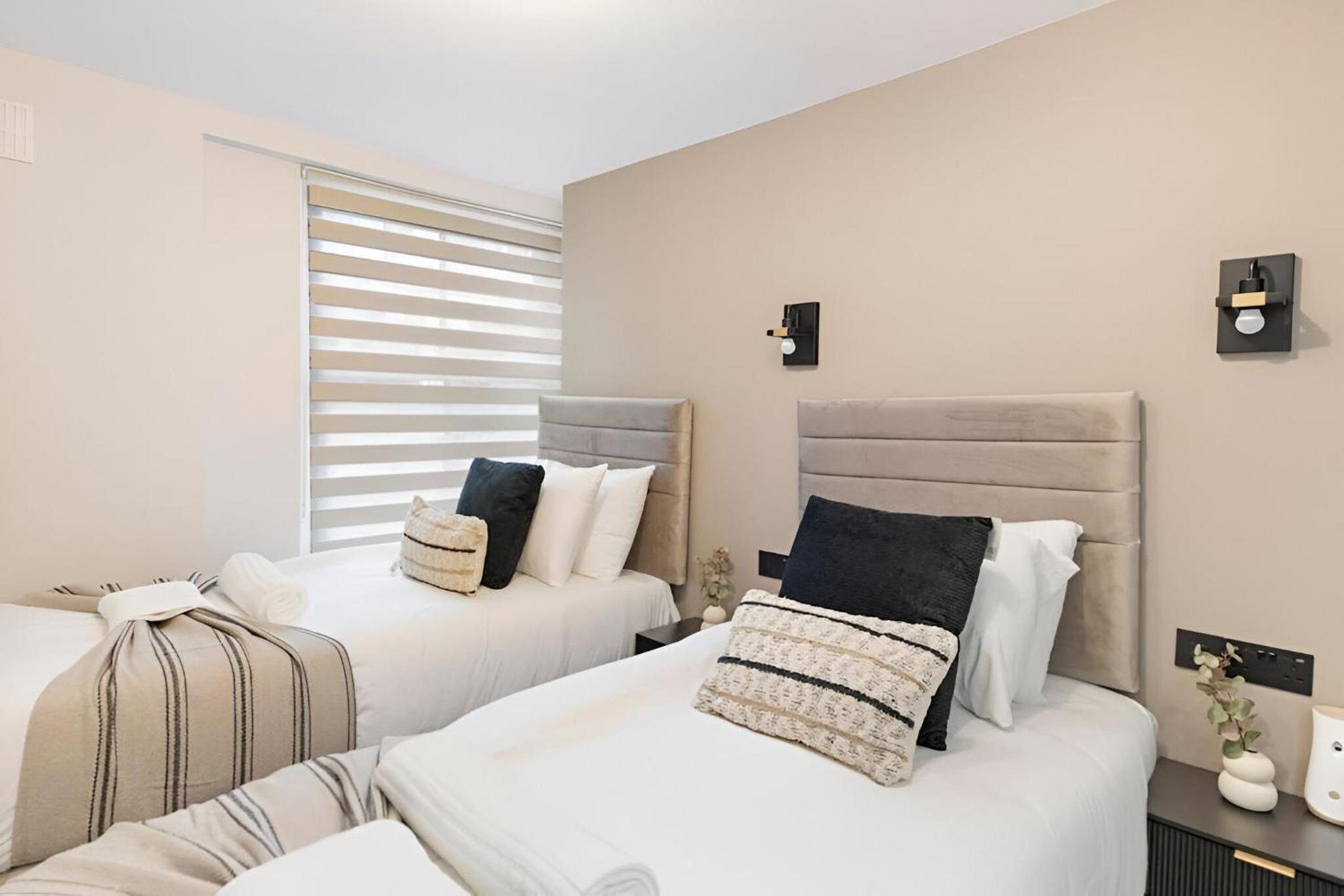 Urban Duo Escape: Trendy Studio with Twin Beds view 3