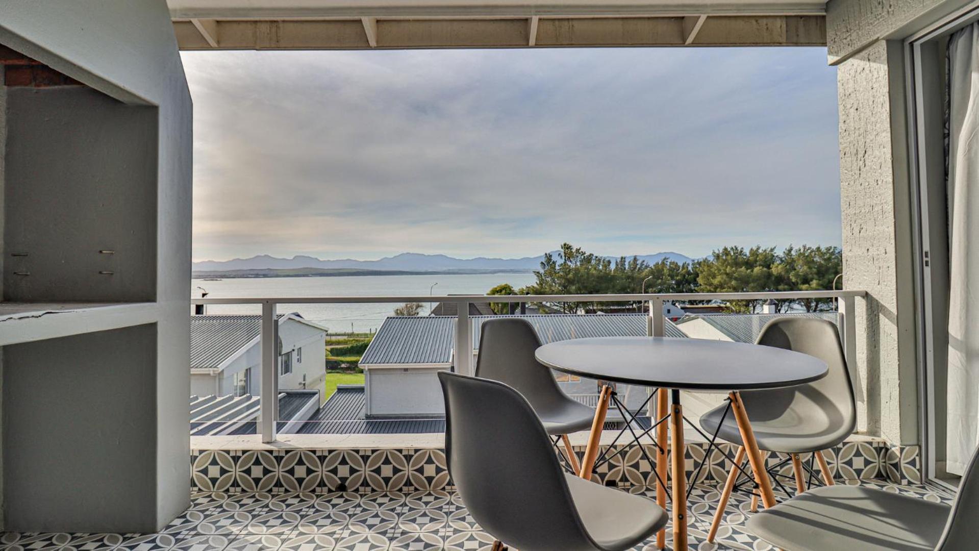 Air conditioned Mossel Bay Ocean View Apartment - De Bakke Terrace