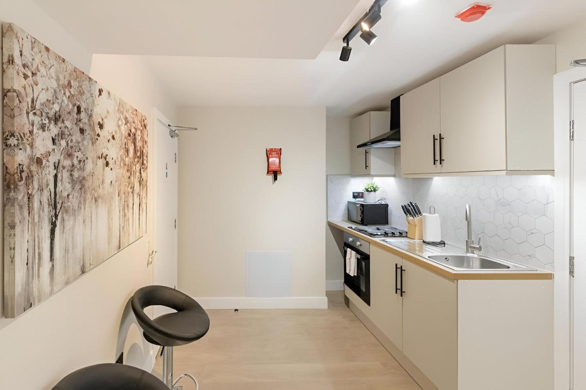 Urban Duo Escape: Trendy Studio with Twin Beds view 5
