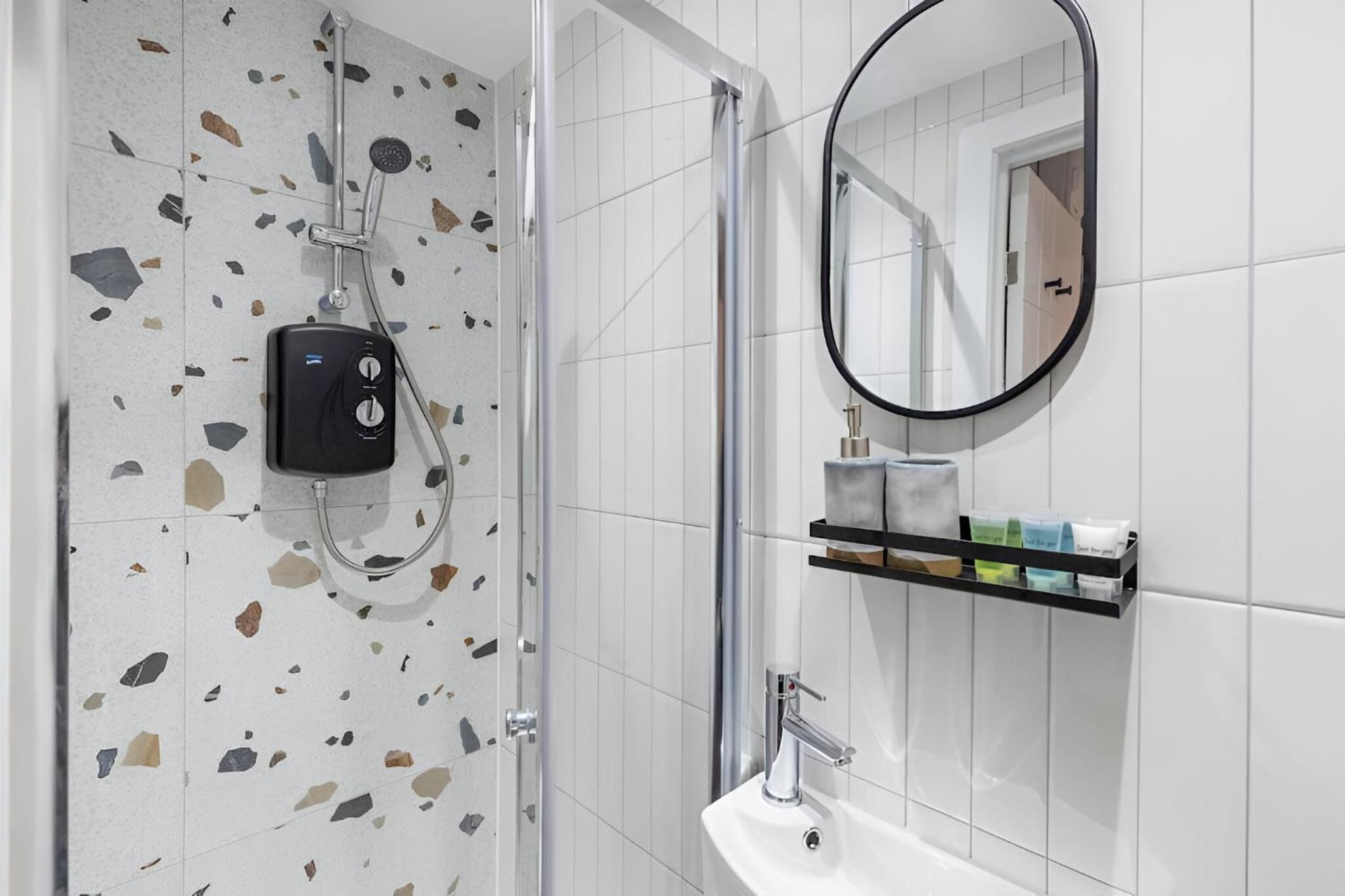 Urban Duo Escape: Trendy Studio with Twin Beds view 4