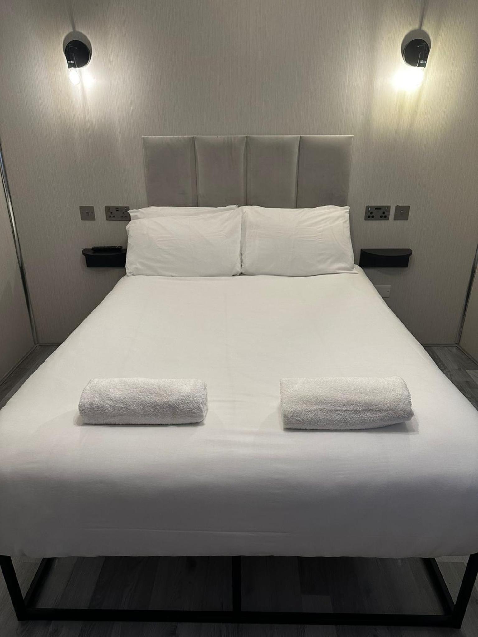 FB4-Spacious Basement Studio Near Hyde Park