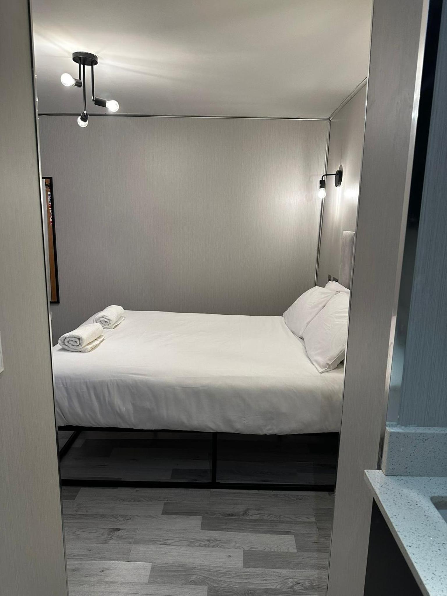 FB4-Spacious Basement Studio Near Hyde Park