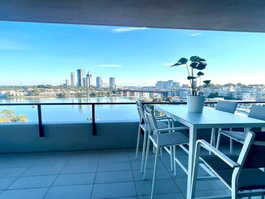 Stunning waterfront 3 bedroom condo with Pool, BBQ