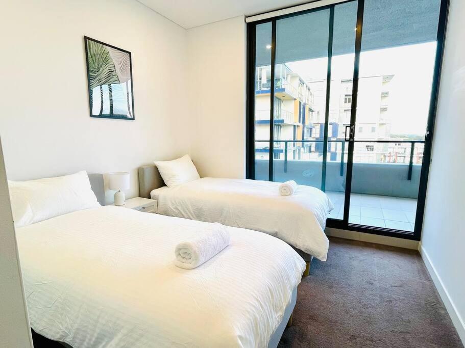Stunning waterfront 3 bedroom condo with Pool, BBQ