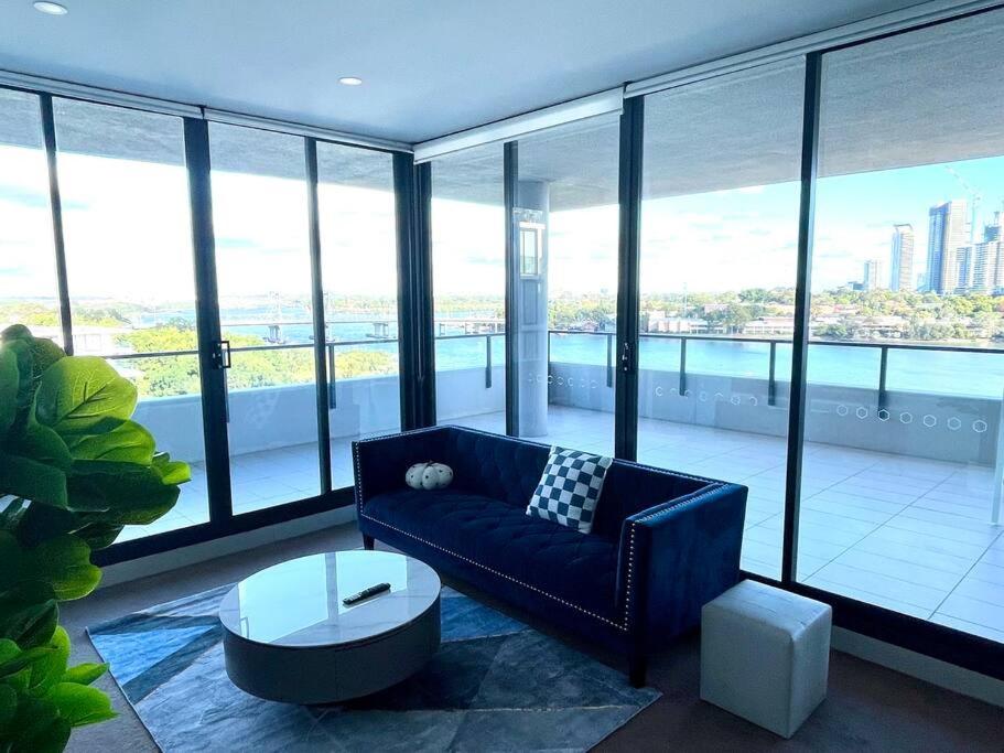 Stunning waterfront 3 bedroom condo with Pool, BBQ