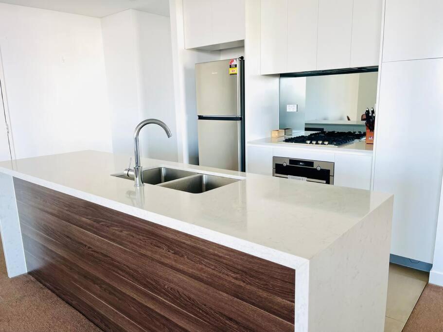 Stunning waterfront 3 bedroom condo with Pool, BBQ
